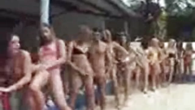Porno chaud pas d'inscription  Jeune brunette avec chauve chatte baise avec mulâtre dans différentes poses sex voyeur francais