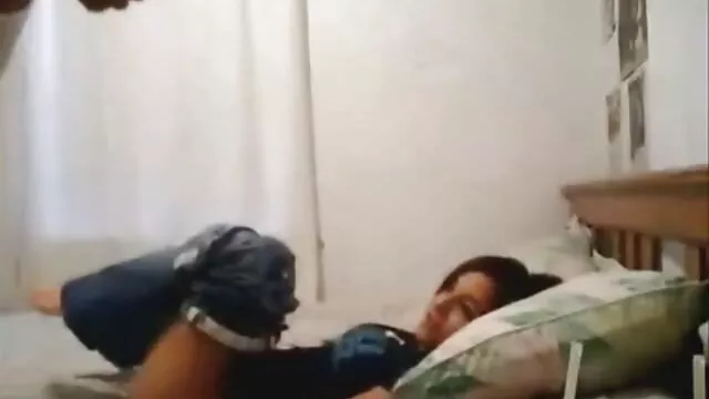 Porno chaud pas d'inscription  Poussin se propage sur ses jambes et montre des fesses video gay francais amateur flexibles